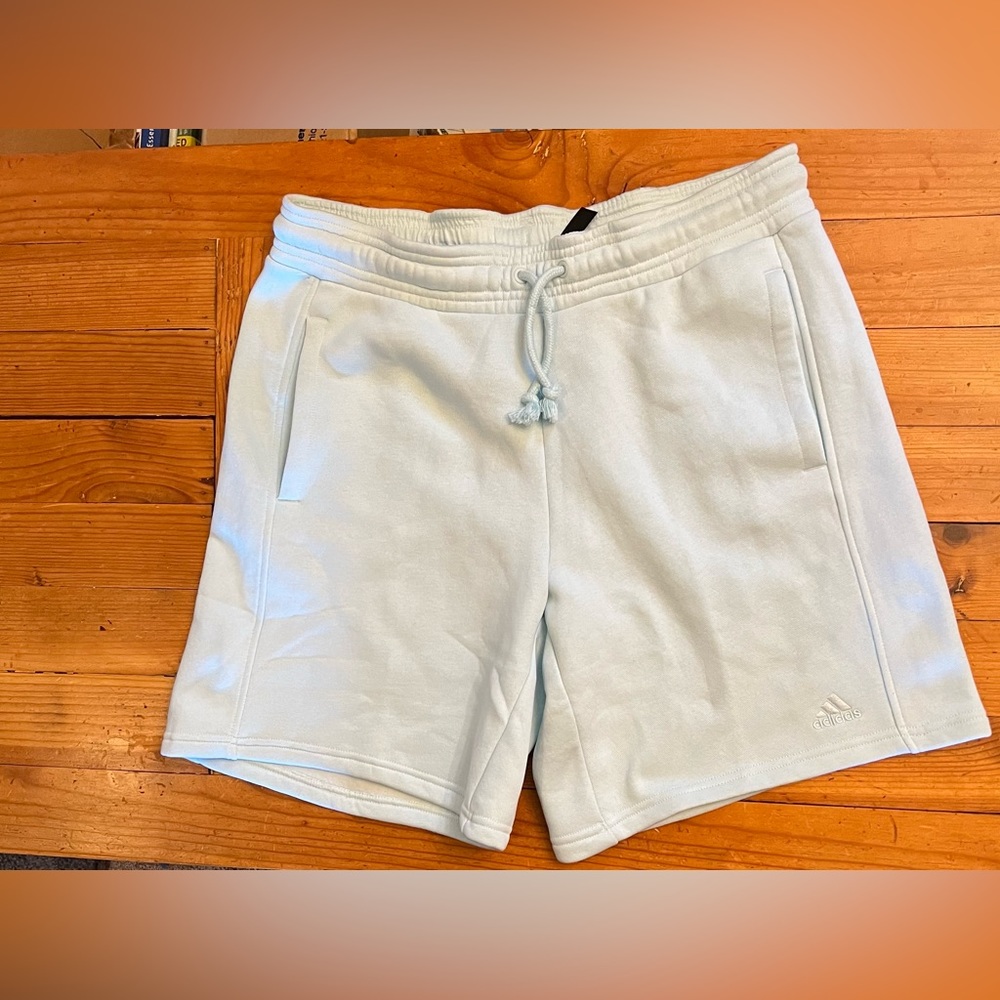 Adidas women’s Fleece short NWT